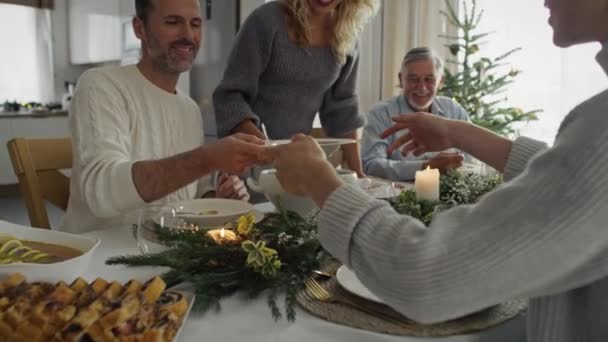 Famiglia Caucasica Che Condivide Cibo Alla Vigilia Natale Girato Con — Video Stock