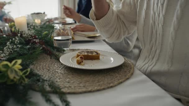 Primo Piano Del Piatto Con Torta Natale Uomo Con Famiglia — Video Stock