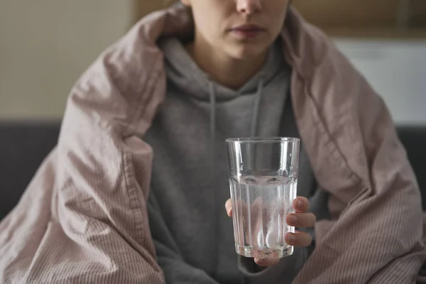 Primer Plano Mujer Sosteniendo Vidrio Con Píldora Disuelta Agua — Foto de Stock