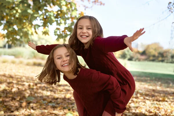 Caucasian Child Siblings Having Fun Woods While Playing Piggyback — Stock Photo, Image