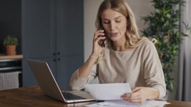 Beyaz bir kadın mali sıkıntılar yaşıyor ve telefon görüşmesi yapıyor. 8K 'da kırmızı helyum kamerayla çekildi..  