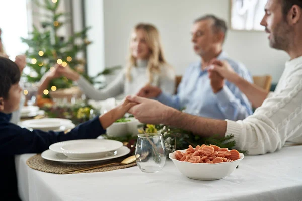 Caucasian Family Sitting Table Holding Hands Praying — Stock Photo, Image