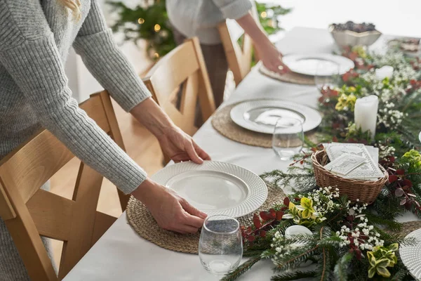 Onherkenbare Kaukasische Mensen Liggen Kerstavond Tafel — Stockfoto