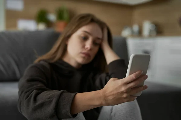 Mulher Nervosa Caucasiana Olhando Para Telefone Celular Com Rosto Triste — Fotografia de Stock