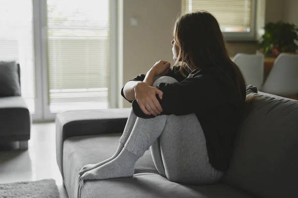 Caucásico Triste Mujer Sentado Sofá Mirando Hacia Otro Lado — Foto de Stock