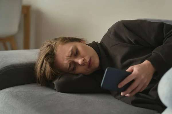Blanke Nerveuze Vrouw Zoek Naar Mobiele Telefoon Met Verdrietig Gezicht — Stockfoto