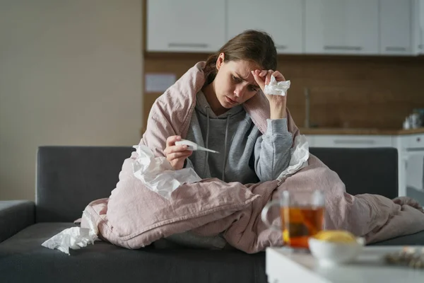 Sjuk Kvinna Kontrollerar Temperaturen Termometern Och Sitter Täcket Hemma — Stockfoto