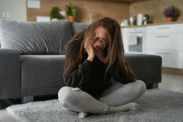 Caucasian Broken Woman Sitting Floor Living Room — Stock Photo, Image