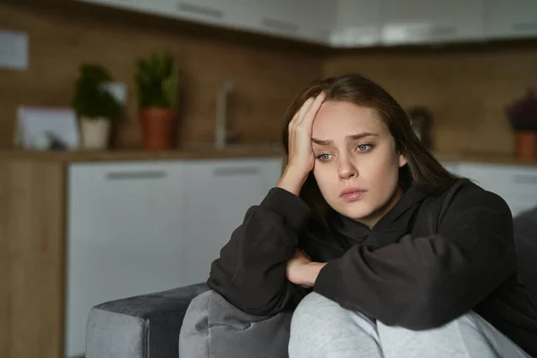 Kaukasische Traurige Frau Sitzt Auf Dem Sofa Und Schaut Weg — Stockfoto