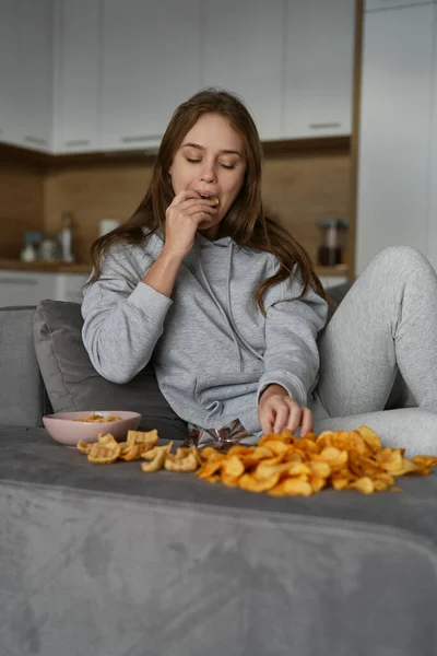 Blanke Vrouw Met Boulimische Eten Ongezond Voedsel Thuis — Stockfoto