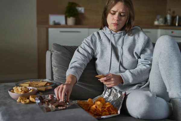 Biała Kobieta Bulimią Jedząca Niezdrowe Jedzenie Domu — Zdjęcie stockowe