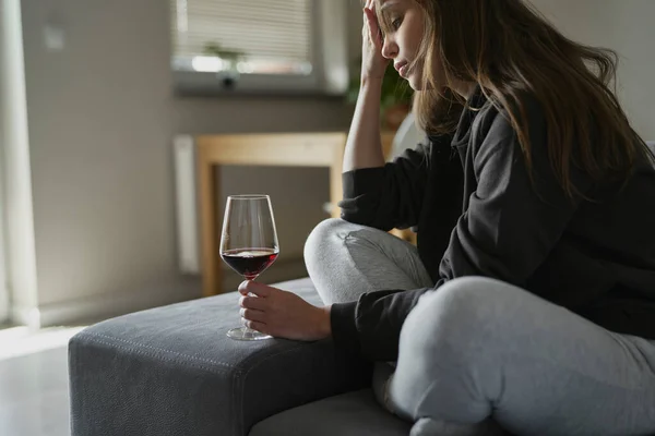 Mujer Caucásica Con Alcoholismo Sentada Sofá Sosteniendo Vaso Vino — Foto de Stock
