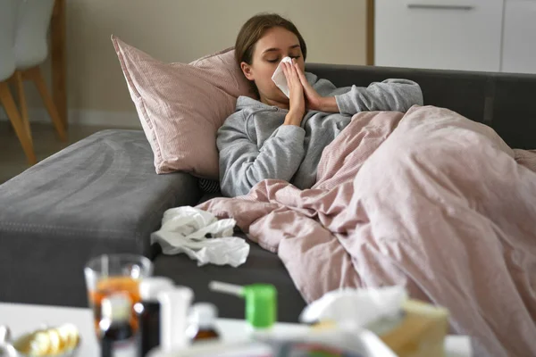 Mulher Branca Deitada Sofá Com Gripe Casa — Fotografia de Stock