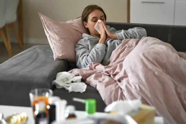 Donna Caucasica Sdraiata Sul Divano Con Influenza Casa — Foto Stock