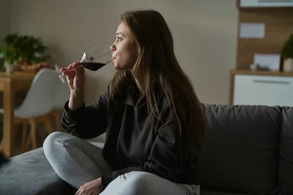 Mujer Caucásica Con Alcoholismo Bebiendo Vino Sola Casa —  Fotos de Stock