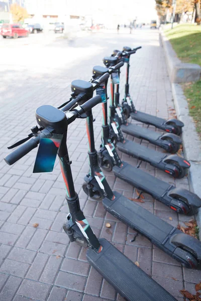 Vertikale Aufnahme Von Elektroroller Reihte Sich Auf Der Straße — Stockfoto