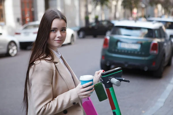 Preciosa Joven Sonriendo Cámara Mientras Toma Scooter Eléctrico Para Montar —  Fotos de Stock