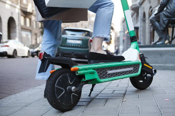 Gehakt Schot Van Een Vrouw Huren Elektrische Scooter Rijden Stad — Stockfoto