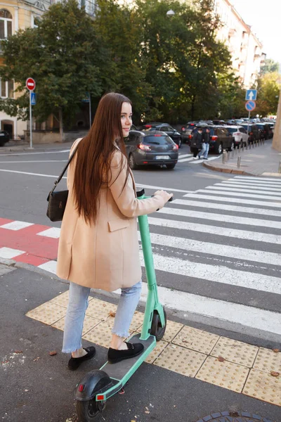 Bakifrån Vertikalt Skott Kvinna Som Korsar Gatan Elektrisk Skoter — Stockfoto