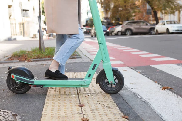 Mujer Irreconocible Cruzando Calle Con Scooter Eléctrico Ciudad —  Fotos de Stock
