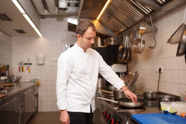 Lokantada profesyonel aşçı.