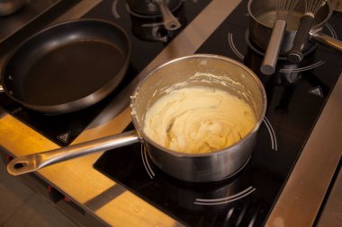 Patates püresini ocağın üstünde kaynayan bir tencerede yakın çekim yap.