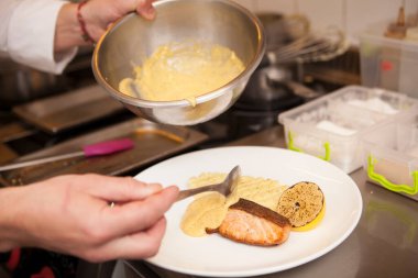 Lezzetli soslu kızarmış somon.