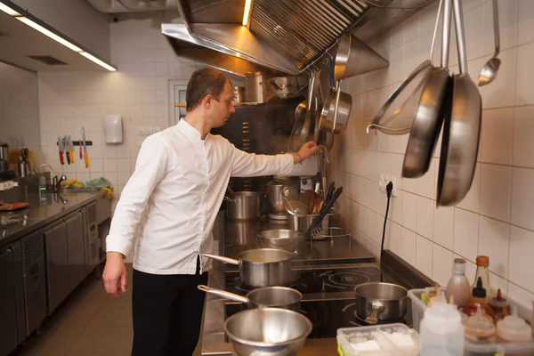 Chef Trabalhando Cozinha Restaurante Usando Utensílios Cozinha — Fotografia de Stock