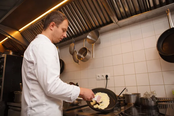 Tiro Ângulo Baixo Cozinheiro Fritando Batatas Trituradas Uma Panela Espaço — Fotografia de Stock
