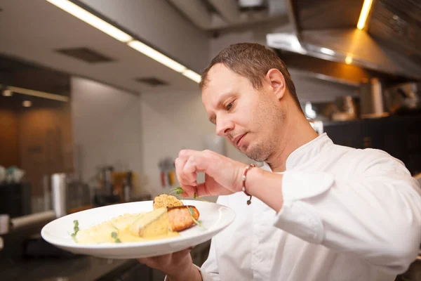 Chef Masculino Enfeite Salmão Frito Trabalhando Restaurante — Fotografia de Stock