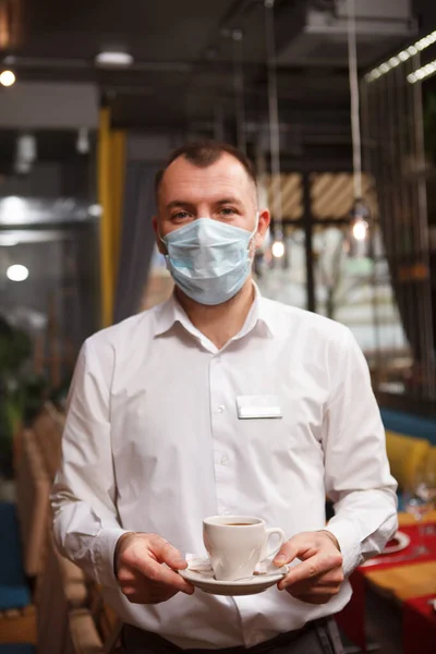Vertical Shot Male Waiter Wearing Medical Face Mask Working Dueing — Stock Photo, Image