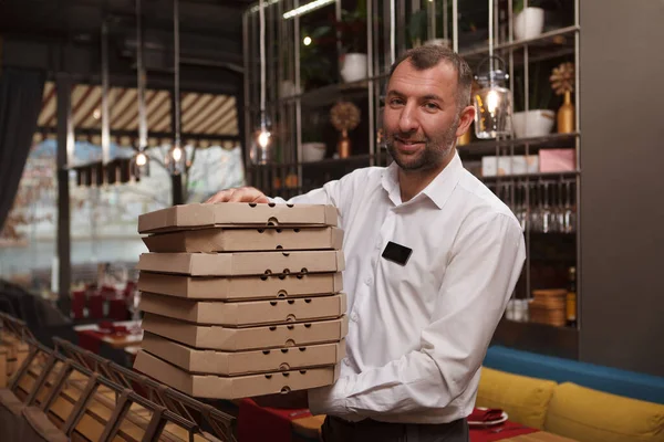 Garçom Masculino Segurando Muitas Caixas Pizza Andando Pelo Restaurante — Fotografia de Stock