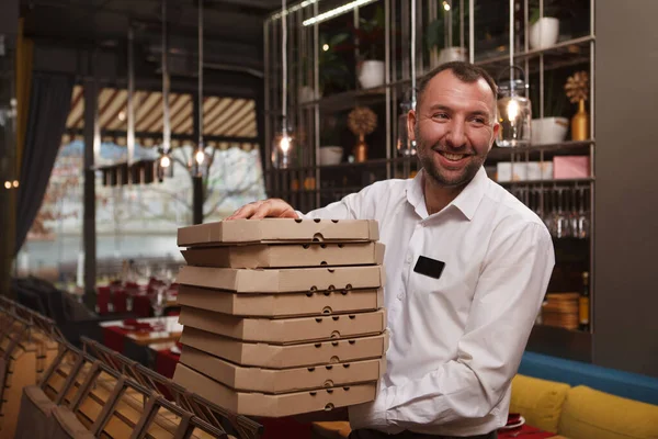 Garçom Alegre Sorrindo Carregando Muitas Caixas Pizza Prontas Para Entrega — Fotografia de Stock