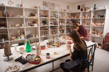 Çömlek kursunda çalışan kadınların arka plan görüntüleri, kil donanım dekorasyonu, kopyalama alanı