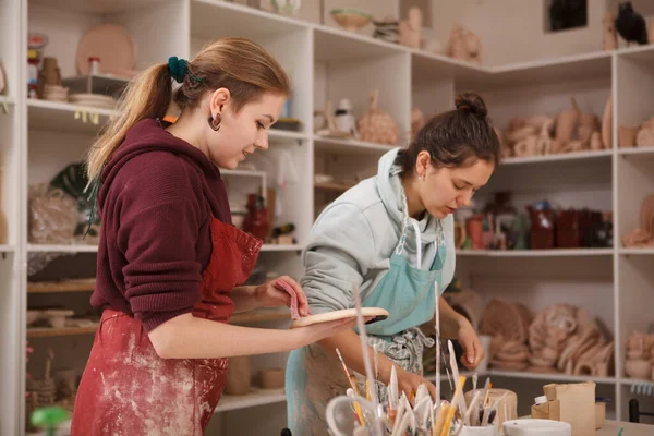 两名女陶工在他们的艺术工作室一起工作 — 图库照片