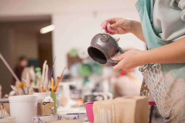 在她的艺术工作室拍摄的无法辨认的女陶工制作厨房用具杯的剪影 — 图库照片