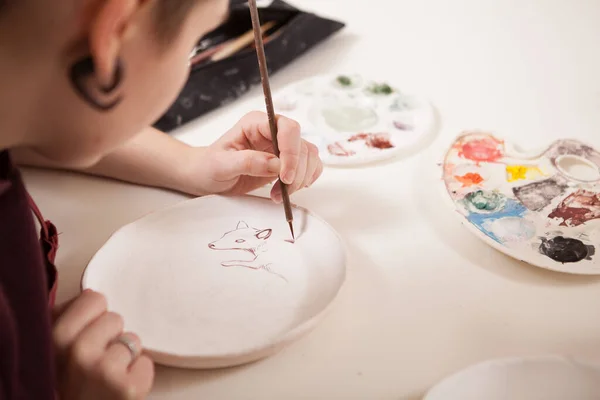 陶瓷板上的一幅女性艺术家画的剪裁后视图 — 图库照片