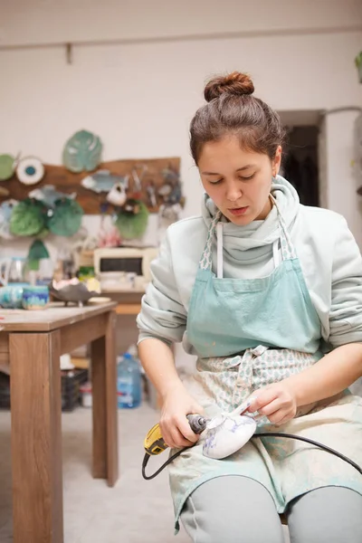 Verticaal Portret Van Een Professionele Pottenbakker Werkend Haar Atelier Slijpen — Stockfoto