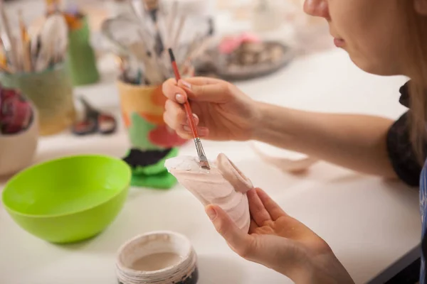 Recortado Cerca Una Mujer Pintando Tazón Barro Escuela Cerámica — Foto de Stock