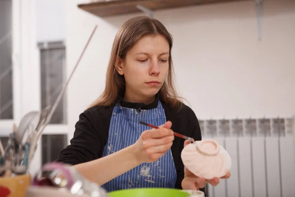 陶瓷课上画粘土碗的年轻女子 — 图库照片
