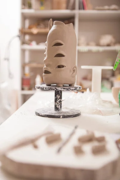 陶器学校でのテラコッタ粘土像の垂直ショット — ストック写真