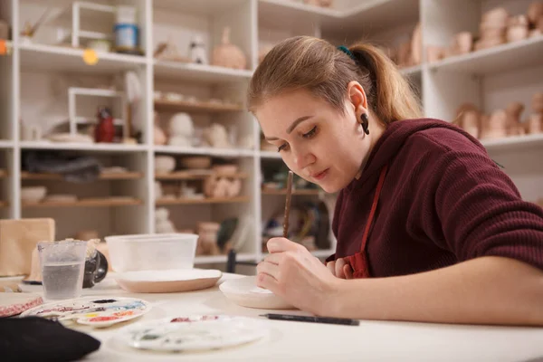 Vrouwelijke Kunstenaar Werkzaam Aardewerk Klasse Schilderen Keramische Plaat Kopieerruimte — Stockfoto