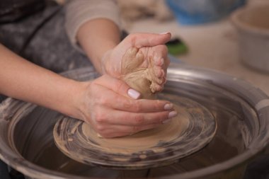 Çömlekçi çarkına çömlek fırlatan tanınmamış bir kadın.