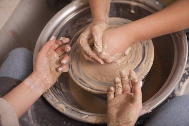 Profesyonel çömlekçinin çömlekçinin çömlekçiye esrar attığını izlediği sahneler.