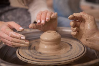 Çömlekçi çarkında çalışıp esrar atan tanınmamış kadın çömlekçiler.