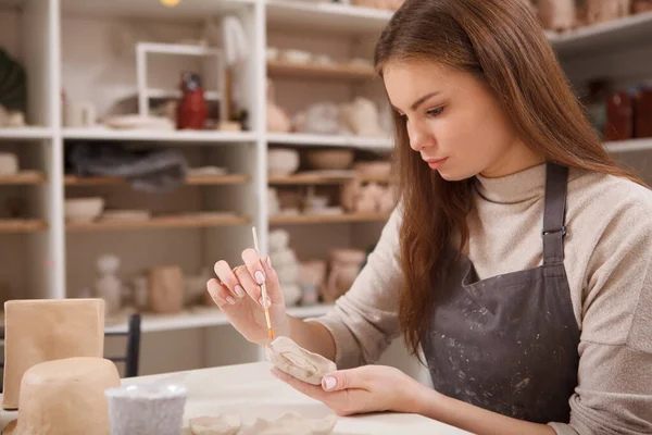 在艺术工作室用粘土做陶器的漂亮女人 — 图库照片