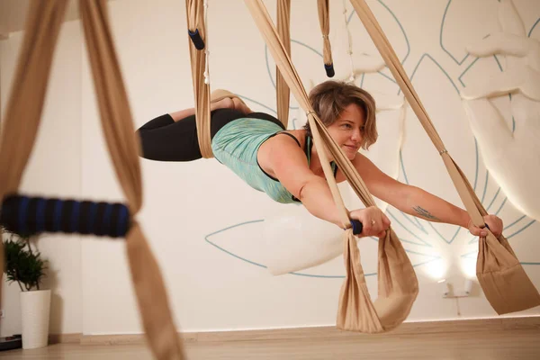 Sağlıklı Mutlu Olgun Bir Kadın Hava Yoga Hamağında Süpermen Pozu — Stok fotoğraf