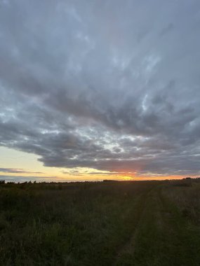 Dramatik bulutlu gökyüzü ile doğada güzel bir gün batımı
