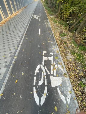 Şehir içi caddede Bisiklet Yolu sembolü