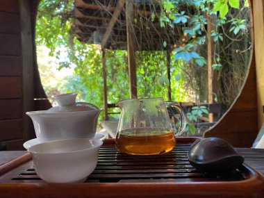 Minimalizm tarzında çay töreni, seramik kaselerinde siyah puer çayı.